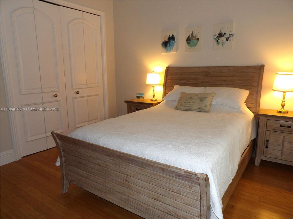 最近售出: $1,588,000 (4 贝兹, 3 浴室, 3651 平方英尺)