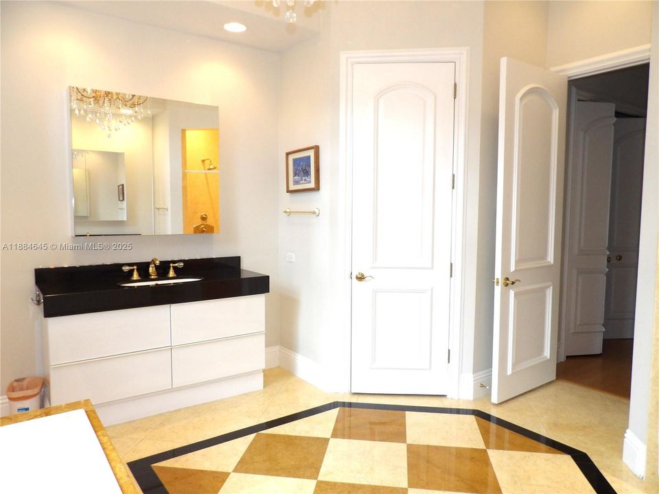 最近售出: $1,588,000 (4 贝兹, 3 浴室, 3651 平方英尺)