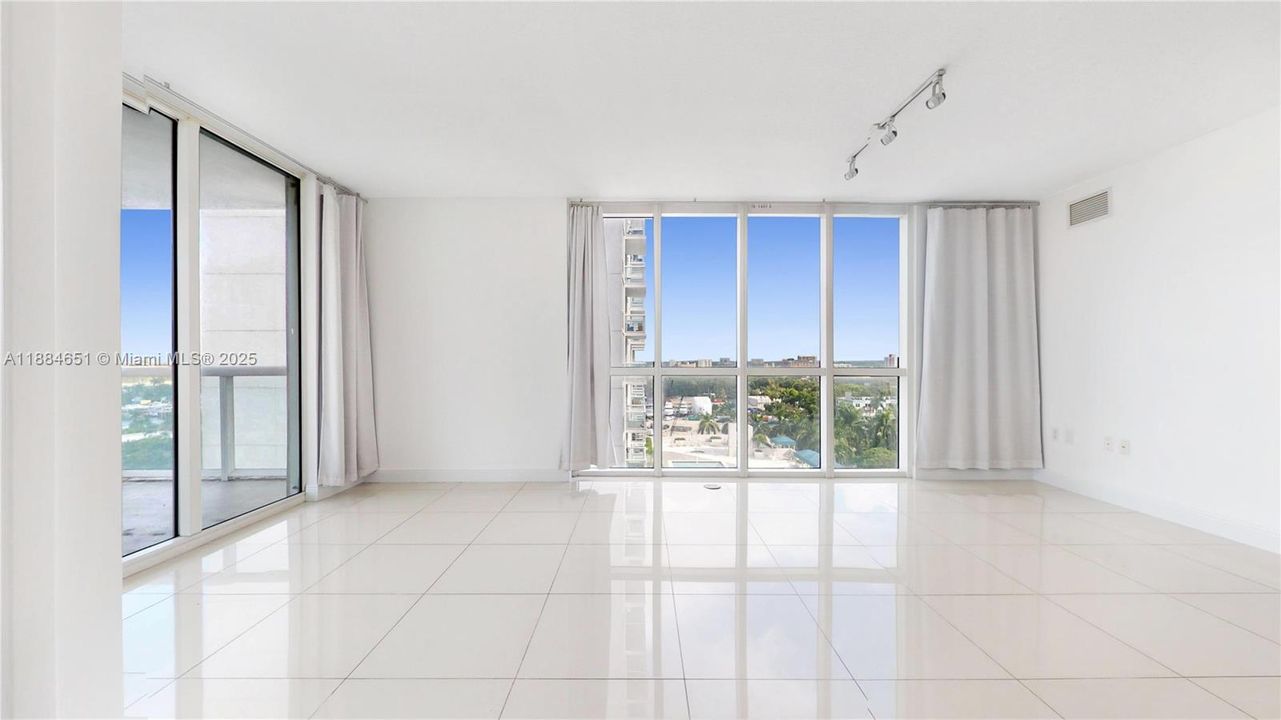 En Venta: $335,000 (2 camas, 2 baños, 857 Pies cuadrados)