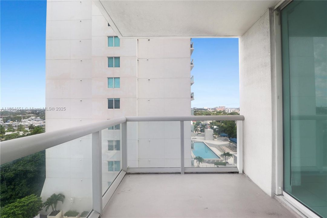 En Venta: $335,000 (2 camas, 2 baños, 857 Pies cuadrados)