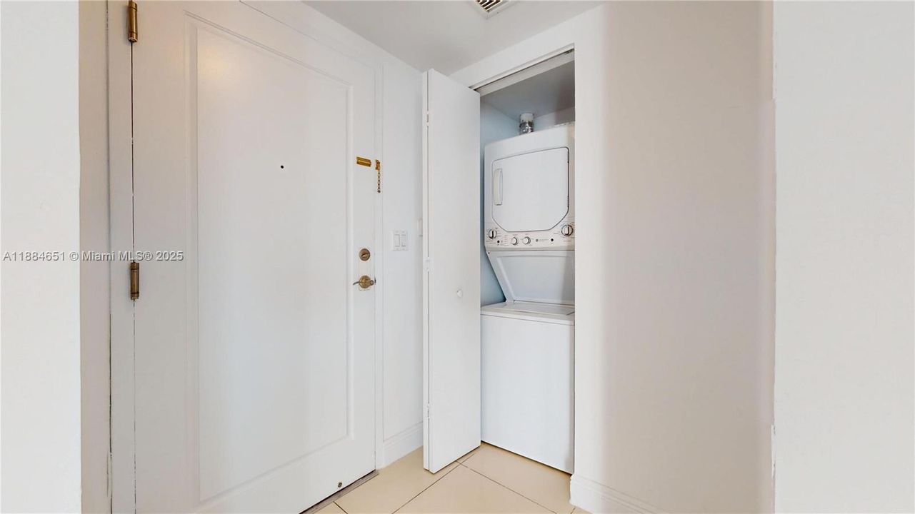 En Venta: $335,000 (2 camas, 2 baños, 857 Pies cuadrados)