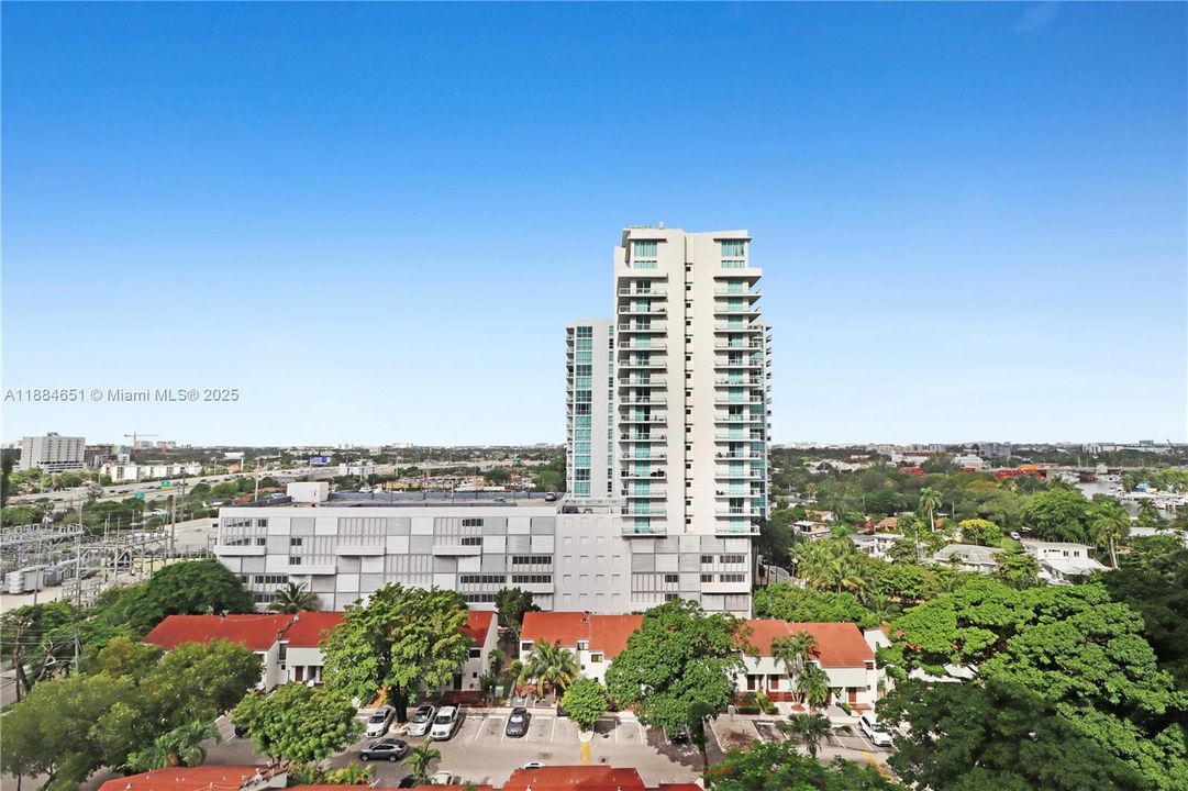 En Venta: $335,000 (2 camas, 2 baños, 857 Pies cuadrados)