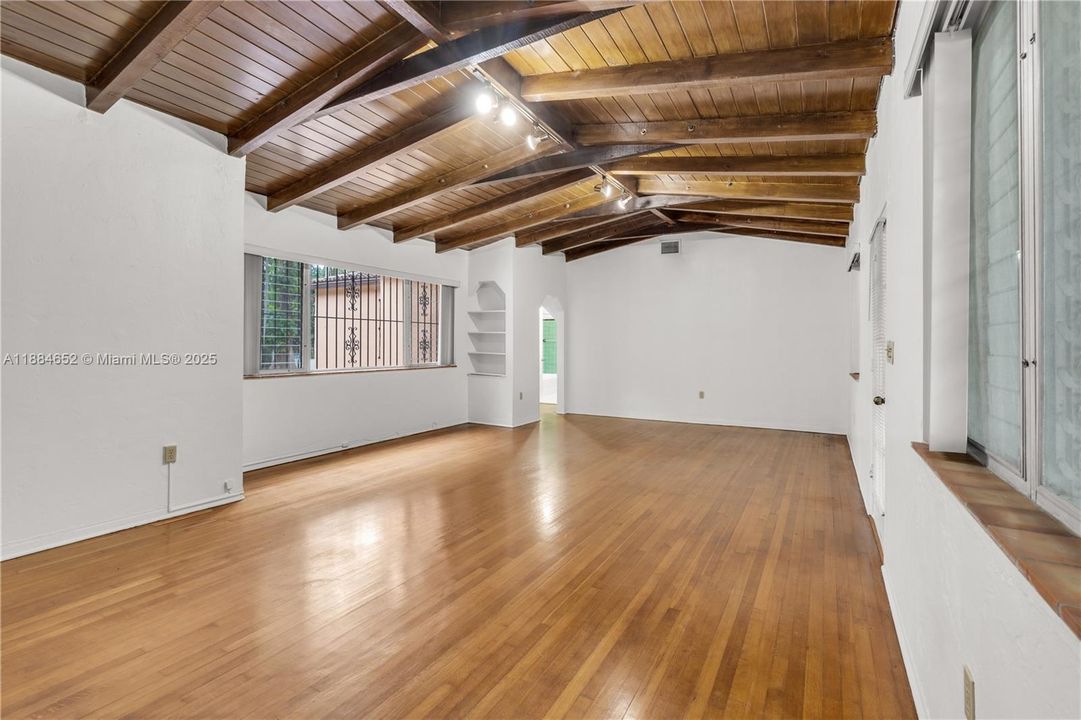 Recientemente alquilado: $3,000 (2 camas, 1 baños, 1353 Pies cuadrados)