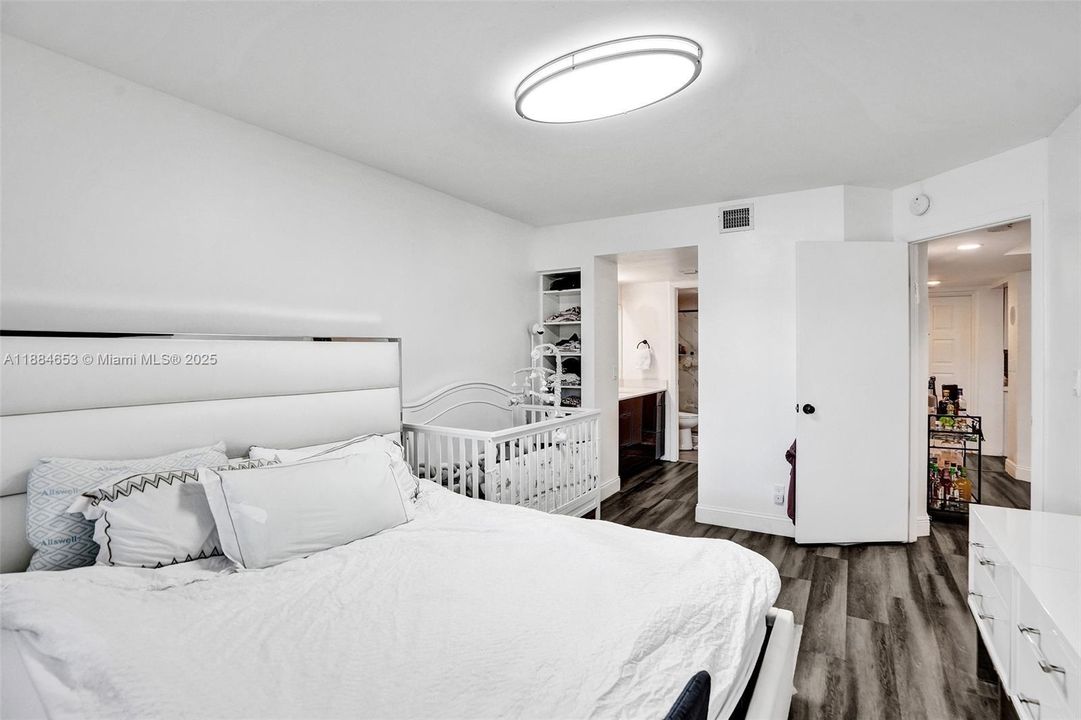 Active With Contract: $2,700 (3 beds, 2 baths, 1100 Square Feet)