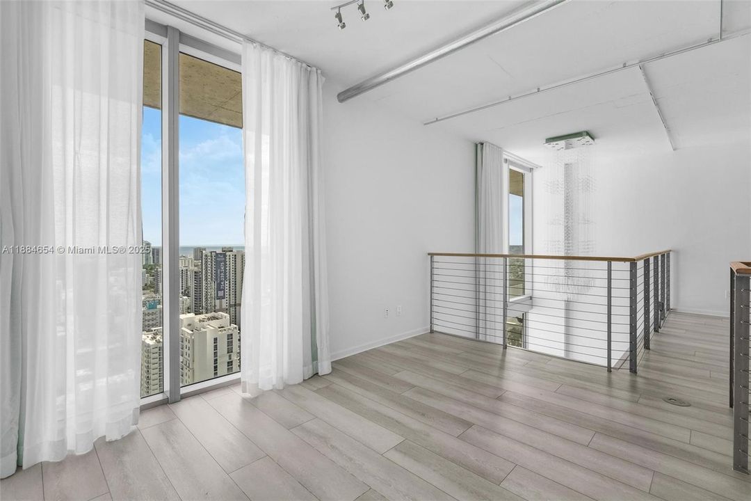 待售: $595,000 (2 贝兹, 2 浴室, 1255 平方英尺)