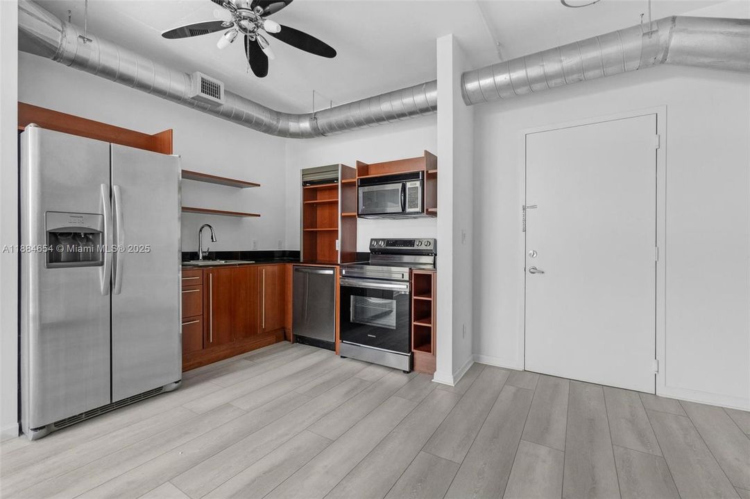 待售: $595,000 (2 贝兹, 2 浴室, 1255 平方英尺)