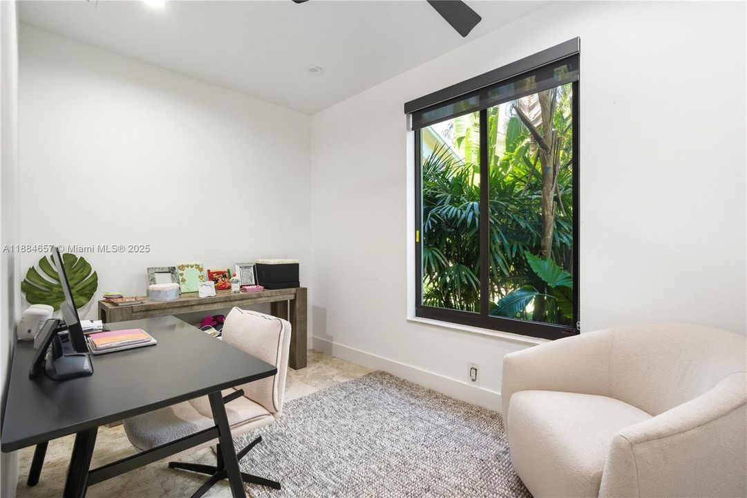 出租: $25,000 (5 贝兹, 5 浴室, 3632 平方英尺)