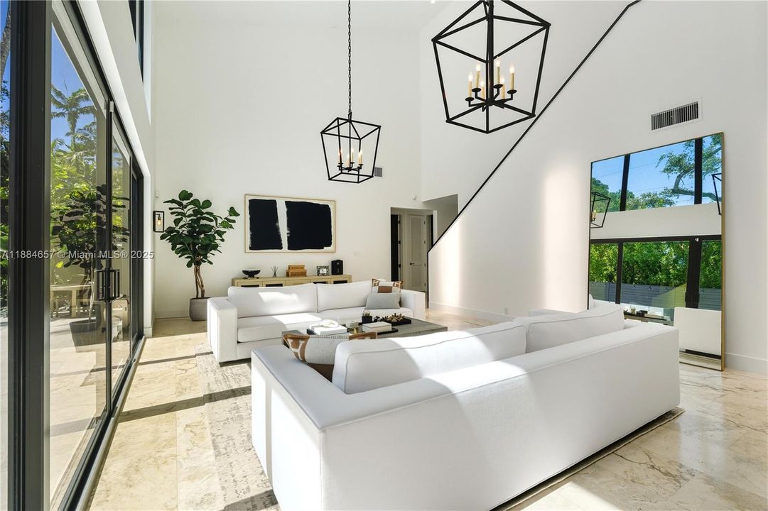 出租: $25,000 (5 贝兹, 5 浴室, 3632 平方英尺)