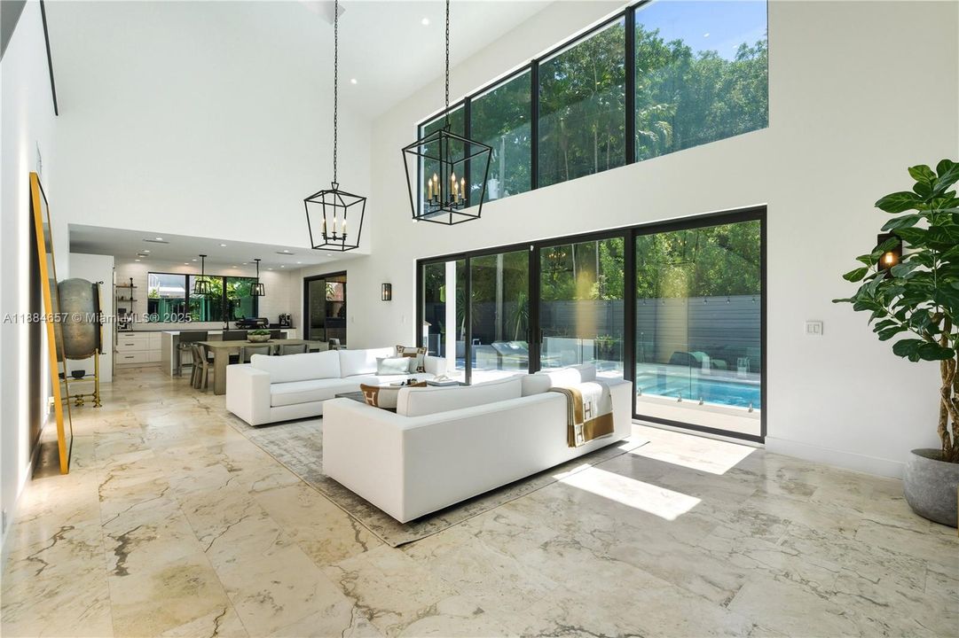 出租: $25,000 (5 贝兹, 5 浴室, 3632 平方英尺)