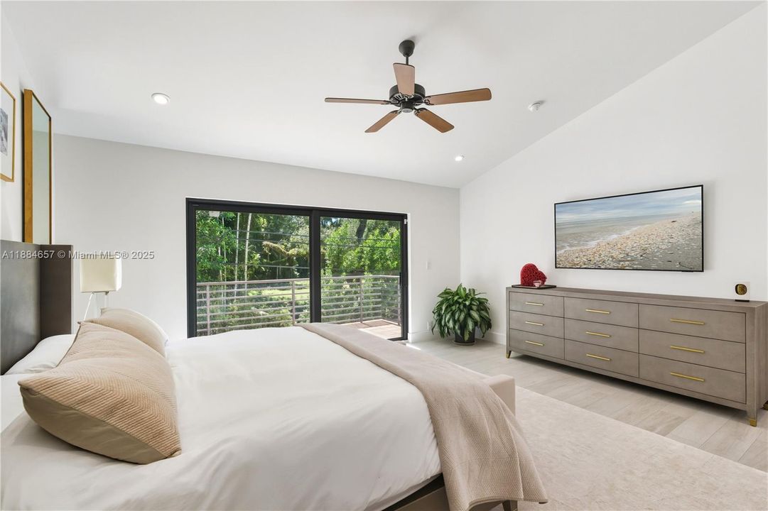 出租: $25,000 (5 贝兹, 5 浴室, 3632 平方英尺)