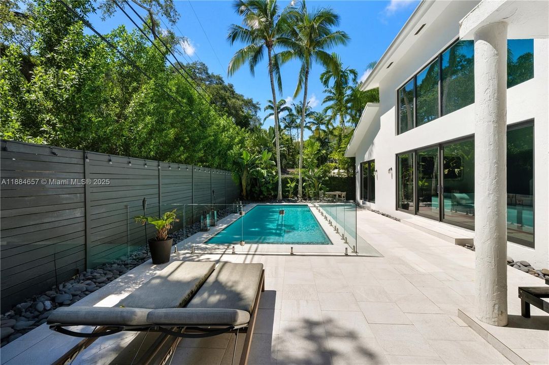 出租: $25,000 (5 贝兹, 5 浴室, 3632 平方英尺)