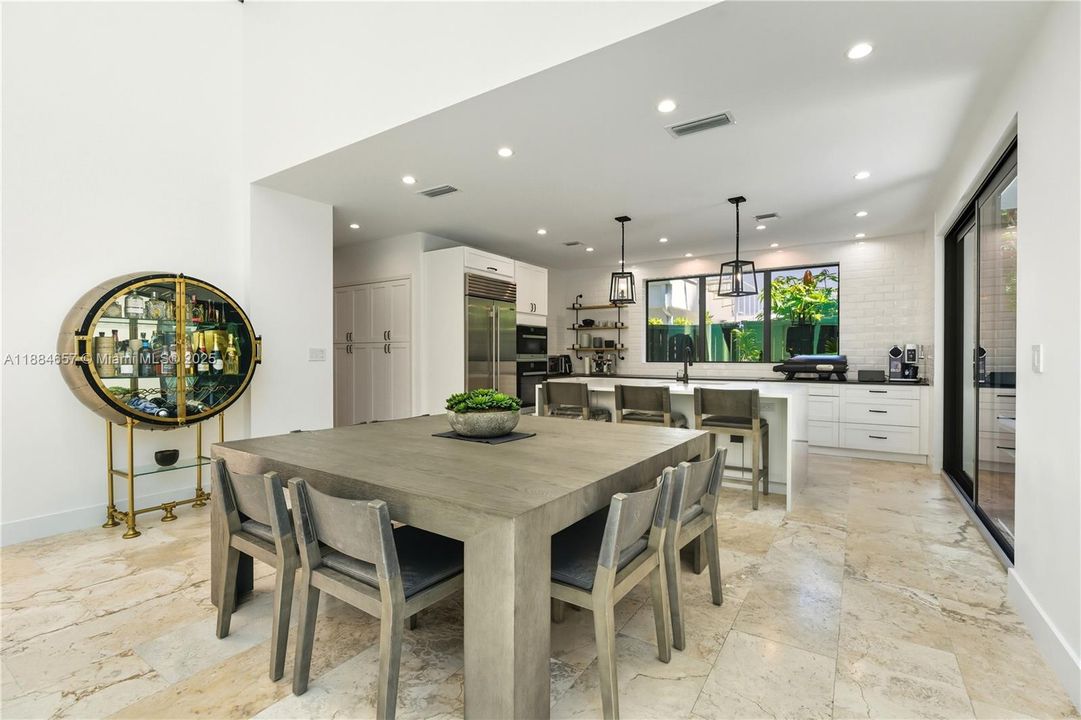 出租: $25,000 (5 贝兹, 5 浴室, 3632 平方英尺)