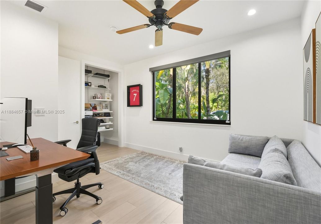 出租: $25,000 (5 贝兹, 5 浴室, 3632 平方英尺)