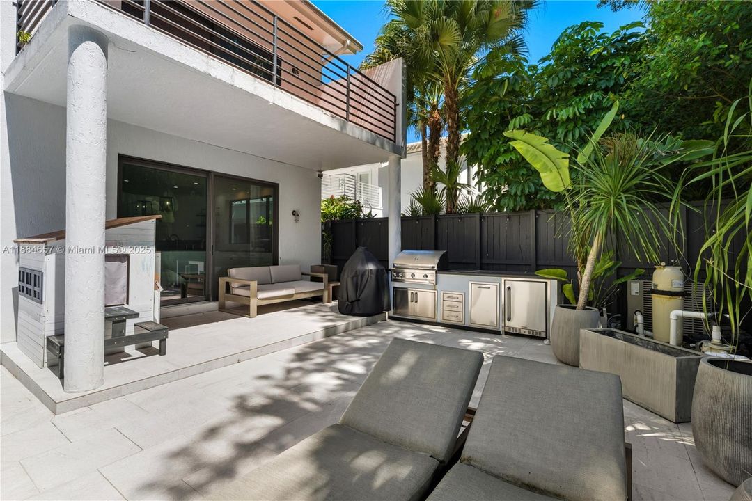 出租: $25,000 (5 贝兹, 5 浴室, 3632 平方英尺)