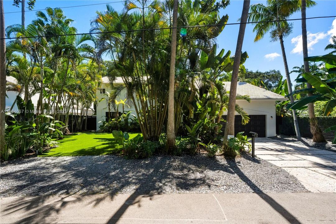 出租: $25,000 (5 贝兹, 5 浴室, 3632 平方英尺)