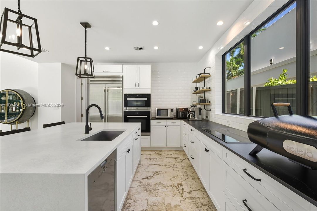 出租: $25,000 (5 贝兹, 5 浴室, 3632 平方英尺)