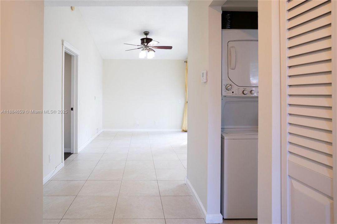 Activo con contrato: $2,700 (2 camas, 2 baños, 893 Pies cuadrados)