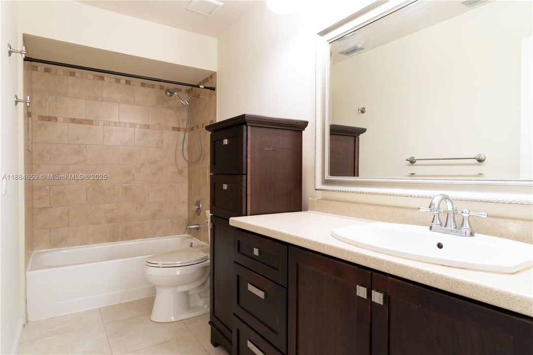 Activo con contrato: $2,700 (2 camas, 2 baños, 893 Pies cuadrados)