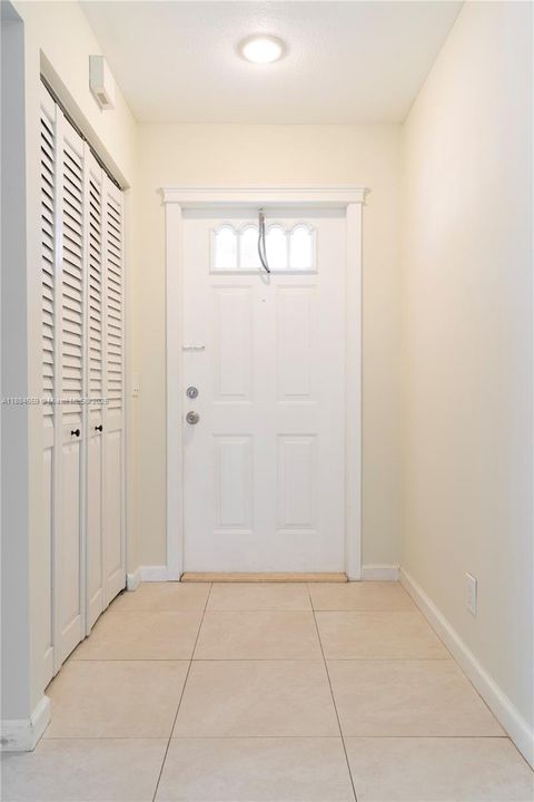 Activo con contrato: $2,700 (2 camas, 2 baños, 893 Pies cuadrados)