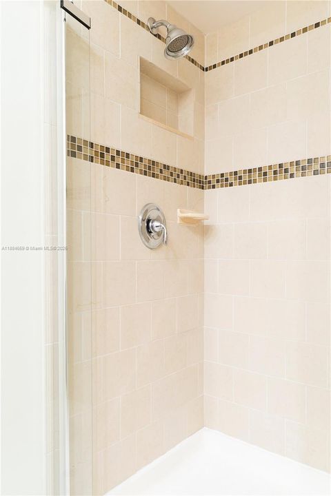 Activo con contrato: $2,700 (2 camas, 2 baños, 893 Pies cuadrados)