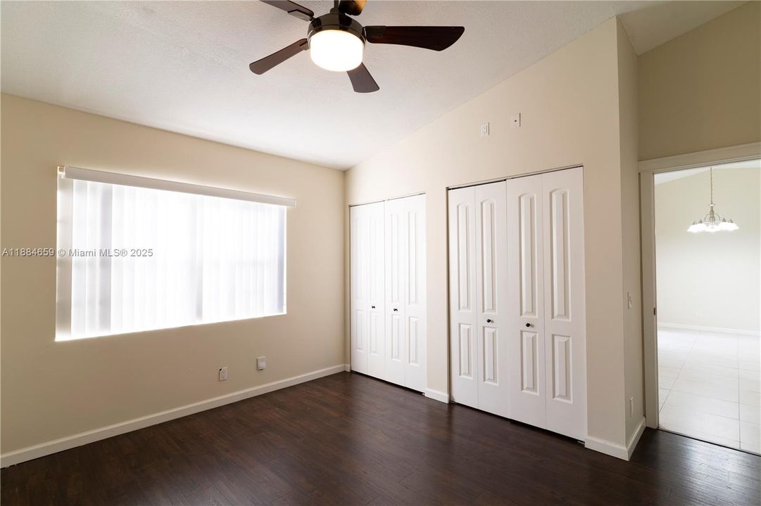 Activo con contrato: $2,700 (2 camas, 2 baños, 893 Pies cuadrados)