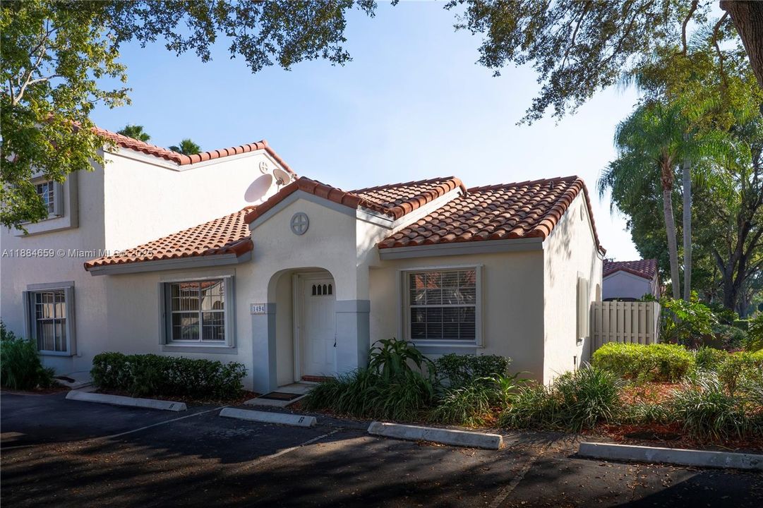 Activo con contrato: $2,700 (2 camas, 2 baños, 893 Pies cuadrados)