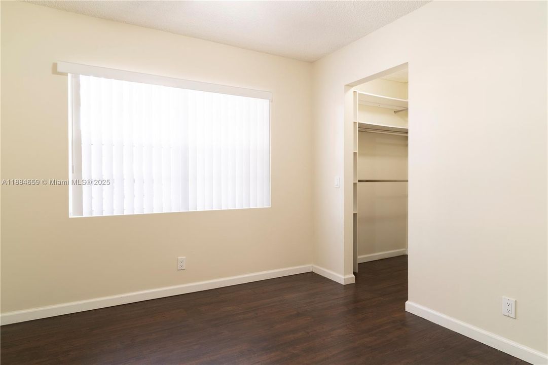 Activo con contrato: $2,700 (2 camas, 2 baños, 893 Pies cuadrados)