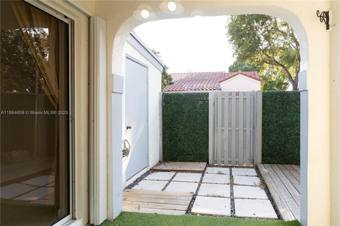 Activo con contrato: $2,700 (2 camas, 2 baños, 893 Pies cuadrados)