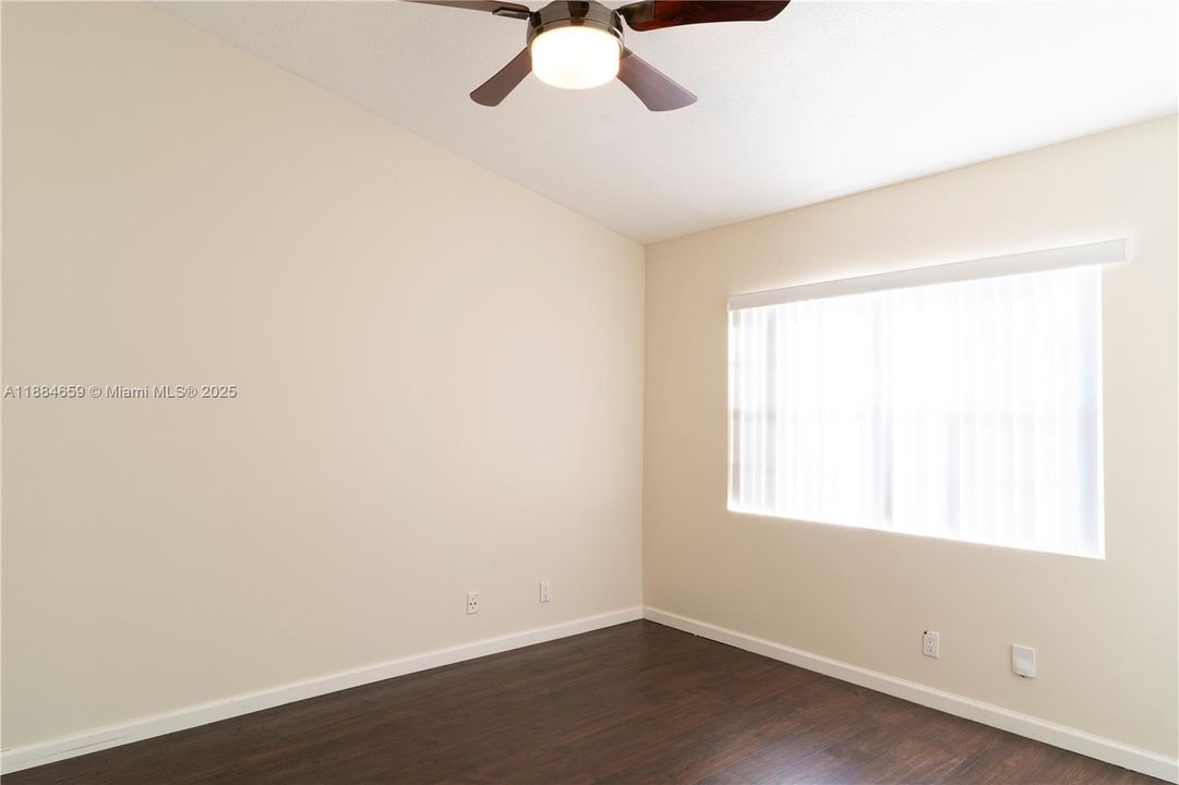 Activo con contrato: $2,700 (2 camas, 2 baños, 893 Pies cuadrados)