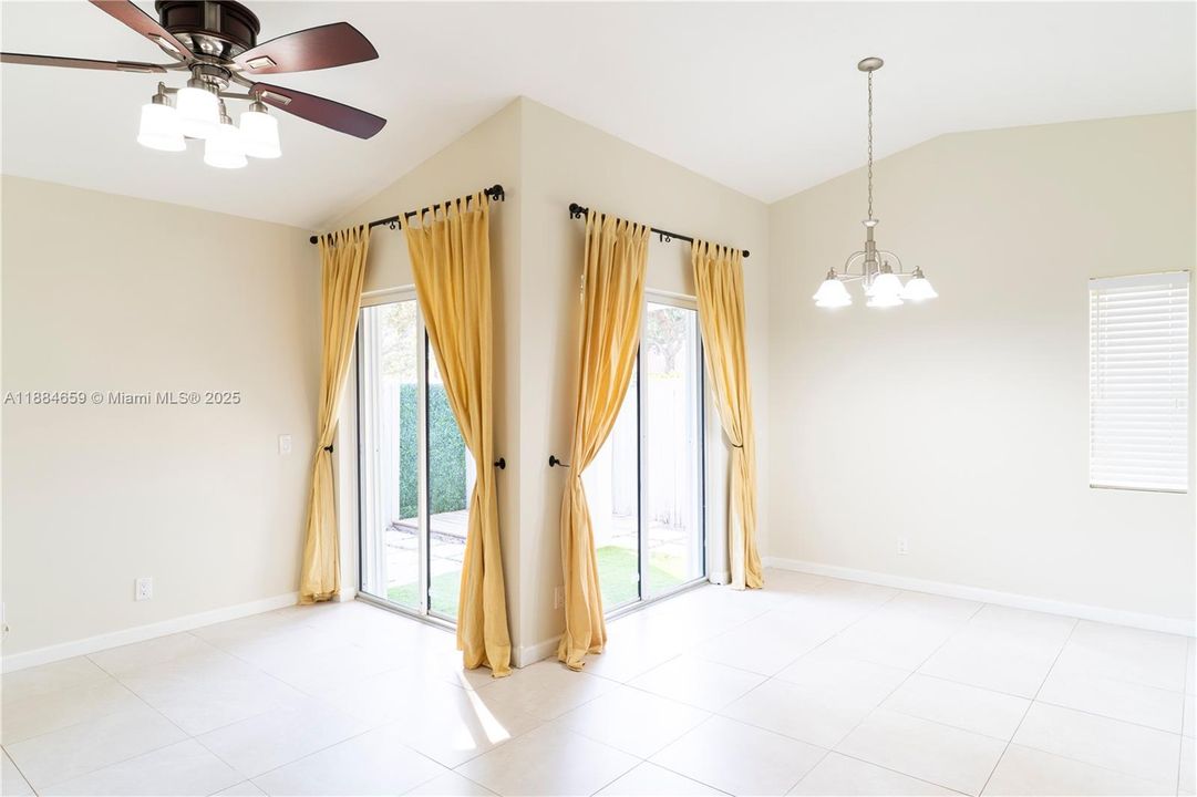 Activo con contrato: $2,700 (2 camas, 2 baños, 893 Pies cuadrados)