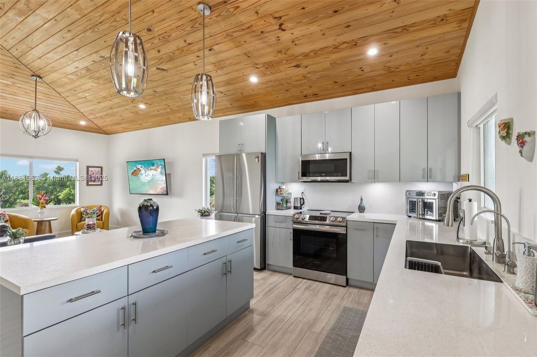 Active With Contract: $950,000 (2 beds, 2 baths, 1148 Square Feet)