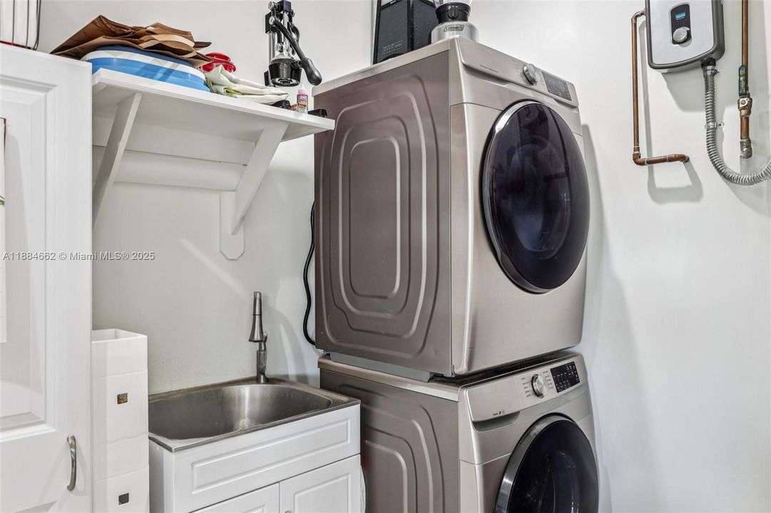 Active With Contract: $950,000 (2 beds, 2 baths, 1148 Square Feet)