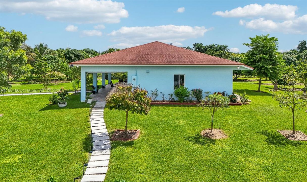 Active With Contract: $950,000 (2 beds, 2 baths, 1148 Square Feet)