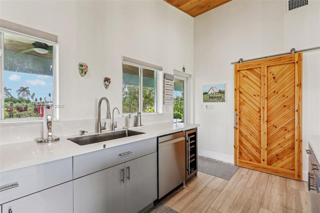 Active With Contract: $950,000 (2 beds, 2 baths, 1148 Square Feet)