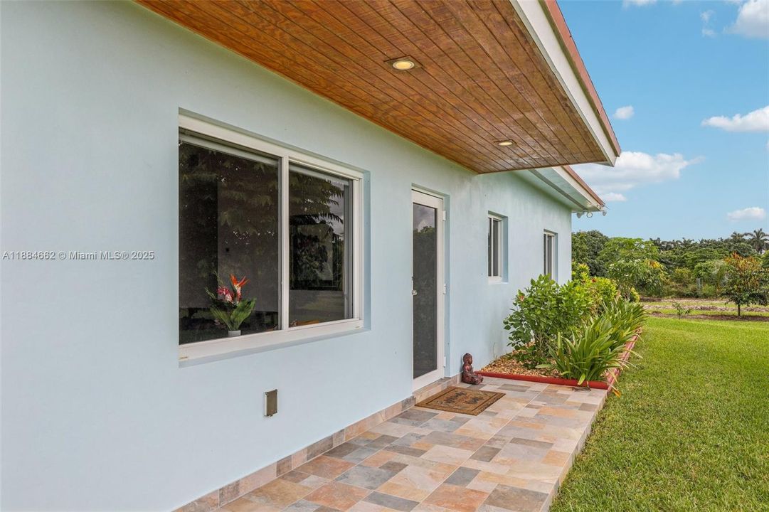 Active With Contract: $950,000 (2 beds, 2 baths, 1148 Square Feet)