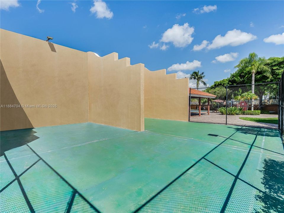 合同活跃: $520,000 (3 贝兹, 3 浴室, 1187 平方英尺)