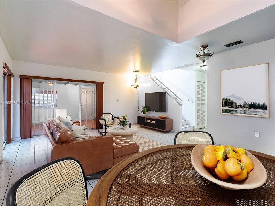 合同活跃: $520,000 (3 贝兹, 3 浴室, 1187 平方英尺)