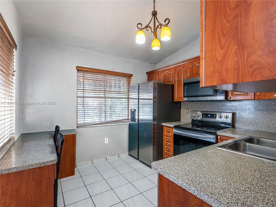 合同活跃: $520,000 (3 贝兹, 3 浴室, 1187 平方英尺)