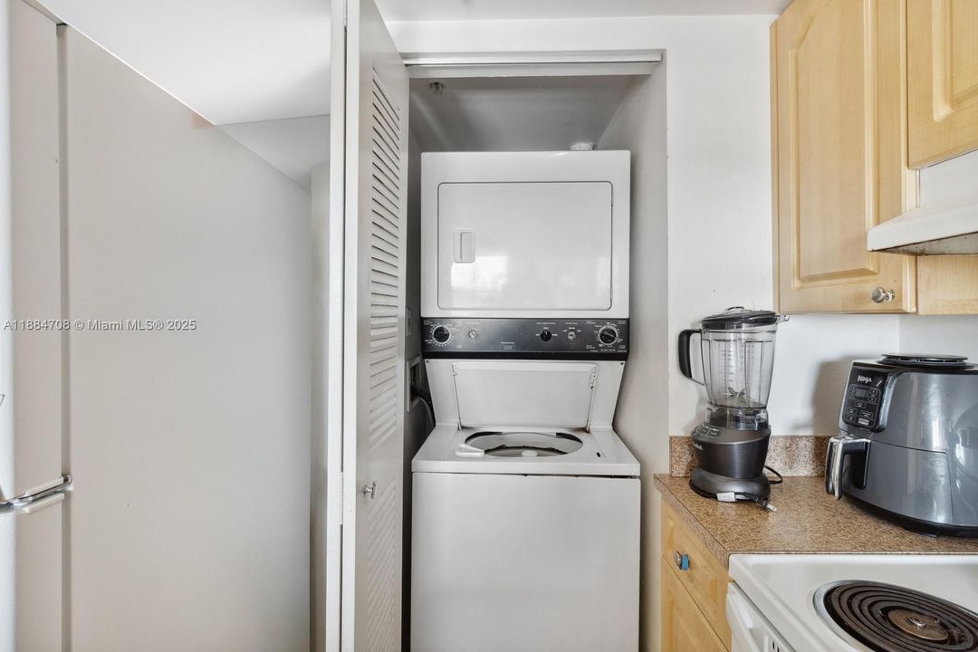 待售: $249,000 (1 贝兹, 1 浴室, 635 平方英尺)