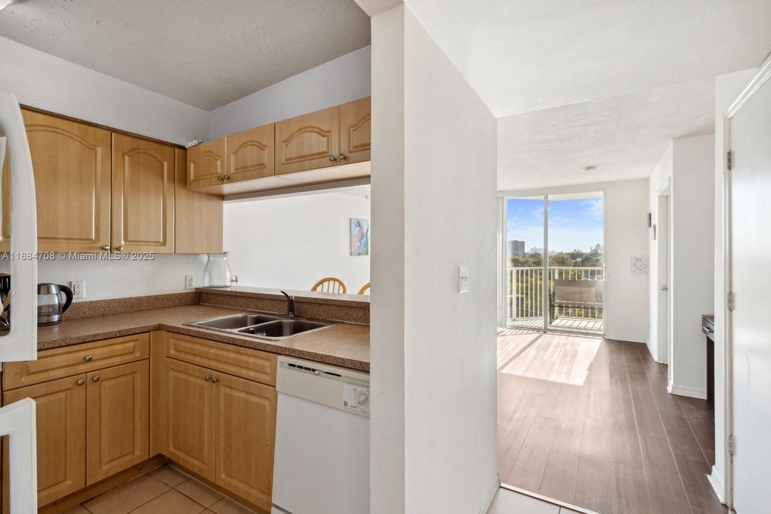 待售: $249,000 (1 贝兹, 1 浴室, 635 平方英尺)