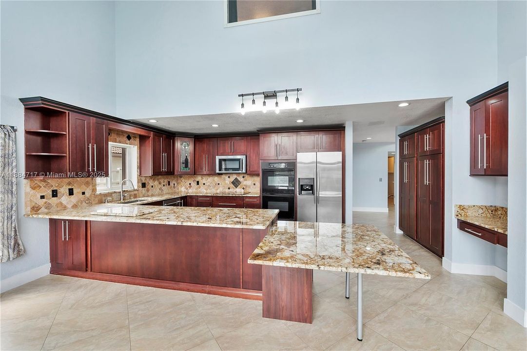 最近售出: $950,000 (5 贝兹, 3 浴室, 3633 平方英尺)