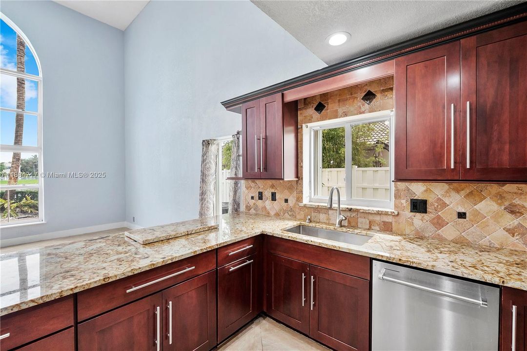 最近售出: $950,000 (5 贝兹, 3 浴室, 3633 平方英尺)