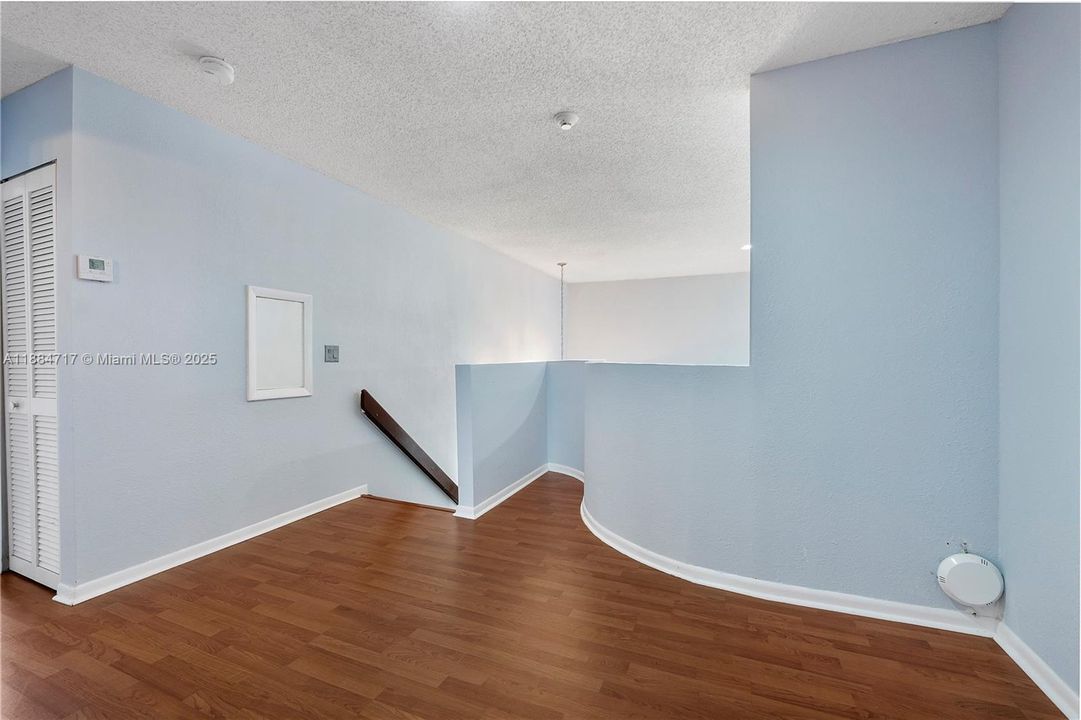 最近售出: $950,000 (5 贝兹, 3 浴室, 3633 平方英尺)