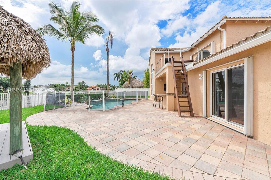 最近售出: $950,000 (5 贝兹, 3 浴室, 3633 平方英尺)