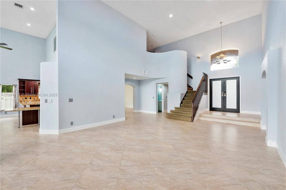 最近售出: $950,000 (5 贝兹, 3 浴室, 3633 平方英尺)