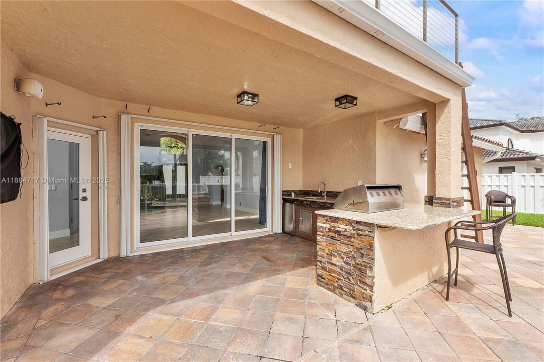 最近售出: $950,000 (5 贝兹, 3 浴室, 3633 平方英尺)