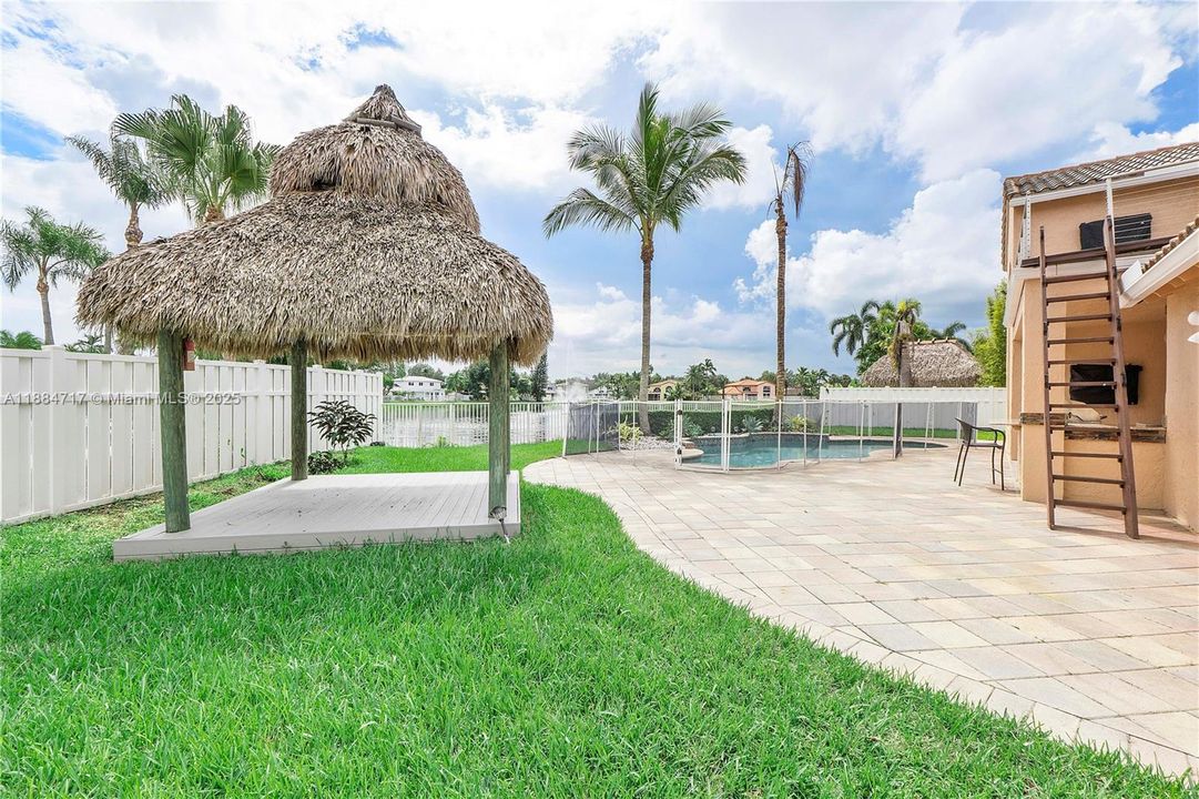 最近售出: $950,000 (5 贝兹, 3 浴室, 3633 平方英尺)