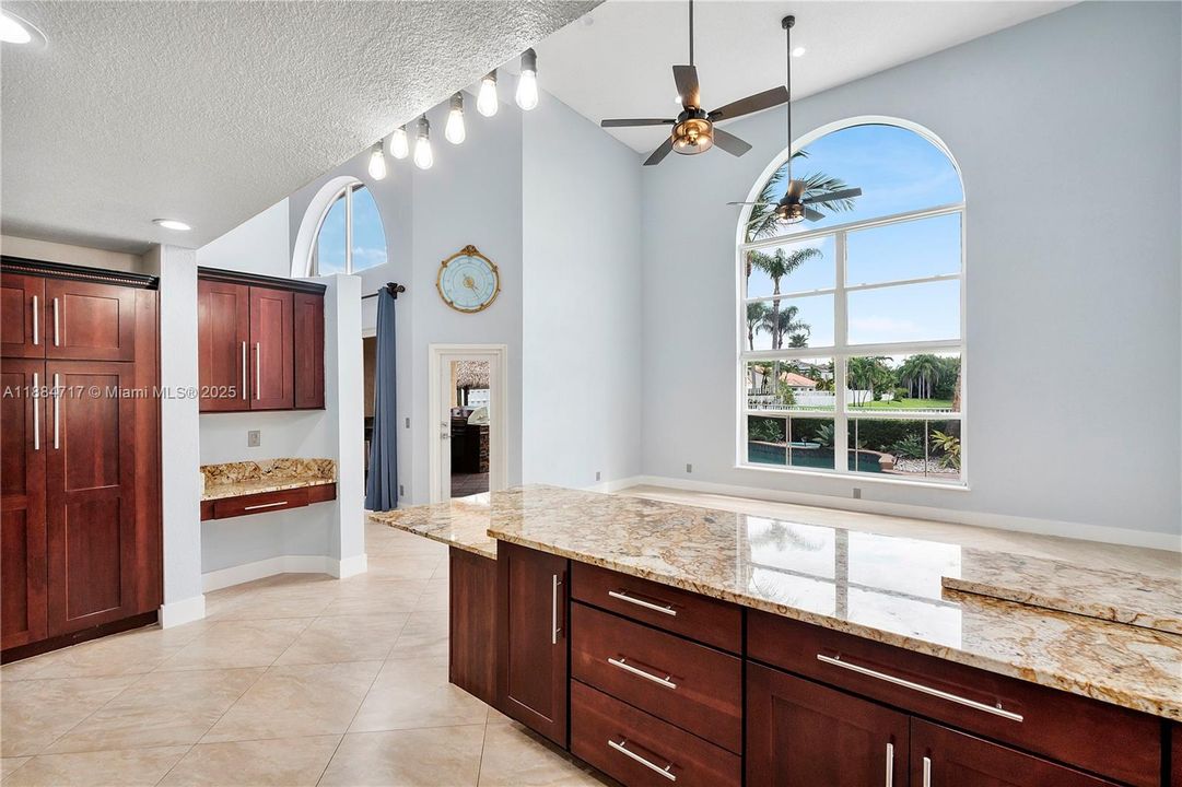 最近售出: $950,000 (5 贝兹, 3 浴室, 3633 平方英尺)