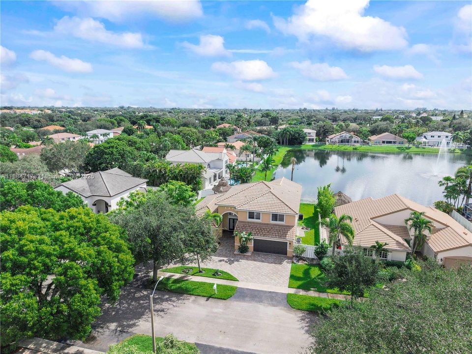 最近售出: $950,000 (5 贝兹, 3 浴室, 3633 平方英尺)