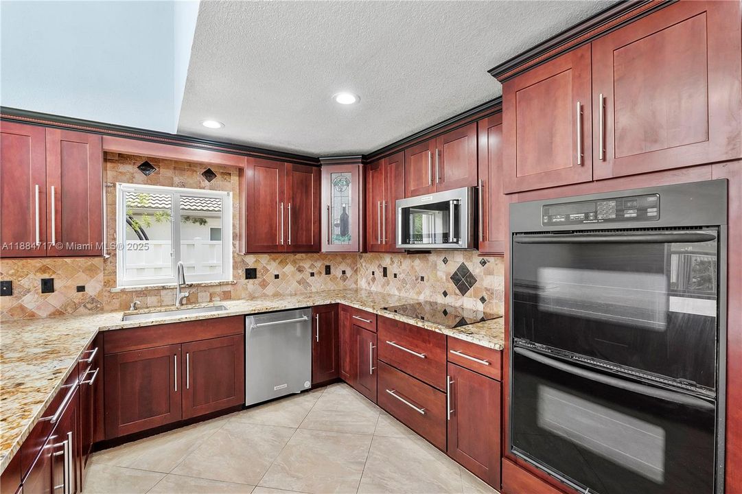 最近售出: $950,000 (5 贝兹, 3 浴室, 3633 平方英尺)